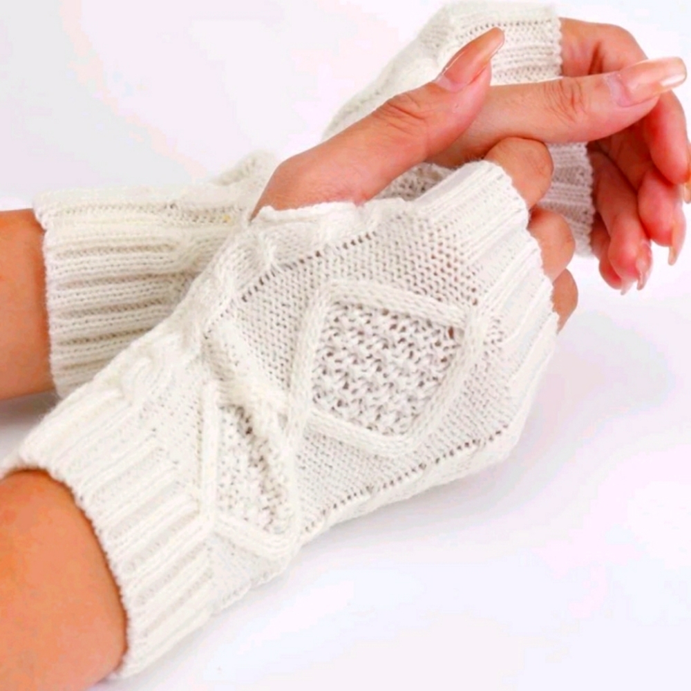Off white knit gloves